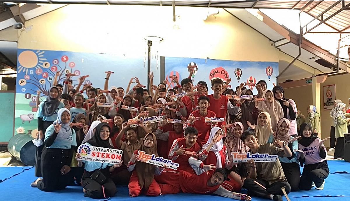 Universitas STEKOM dan TopLoker.com Kembali Kunjungi SLB Negeri 1 Demak: Berbagi Ilmu Tentang Dunia Kerja Sekaligus Rayakan Hari Valentine